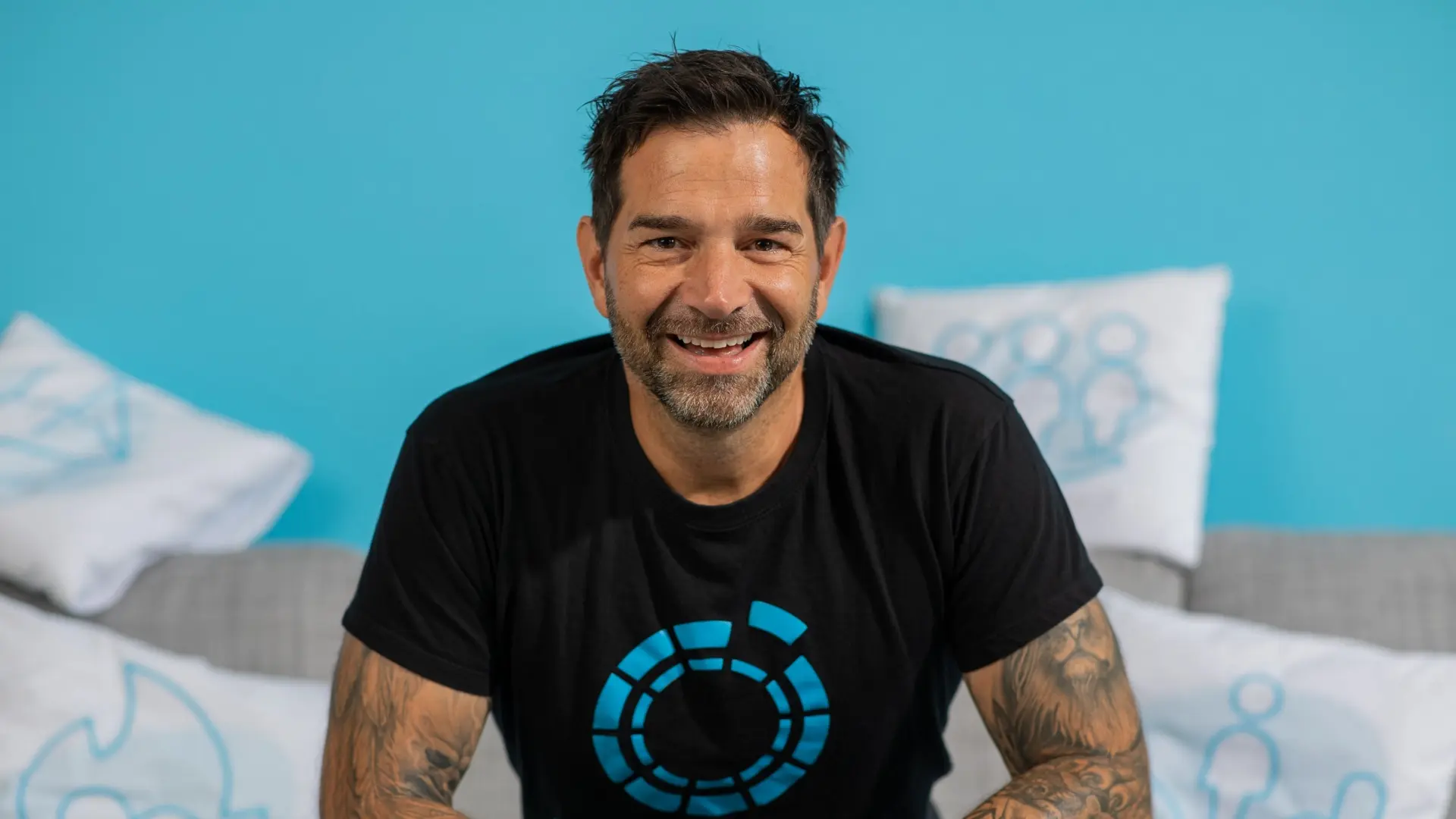 Hund und Mensch spielen